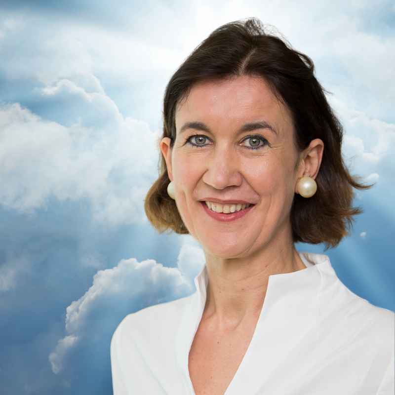 Susanne-Hake-Kopf-und-Torso-vor-Himmel-als-Hintergrund