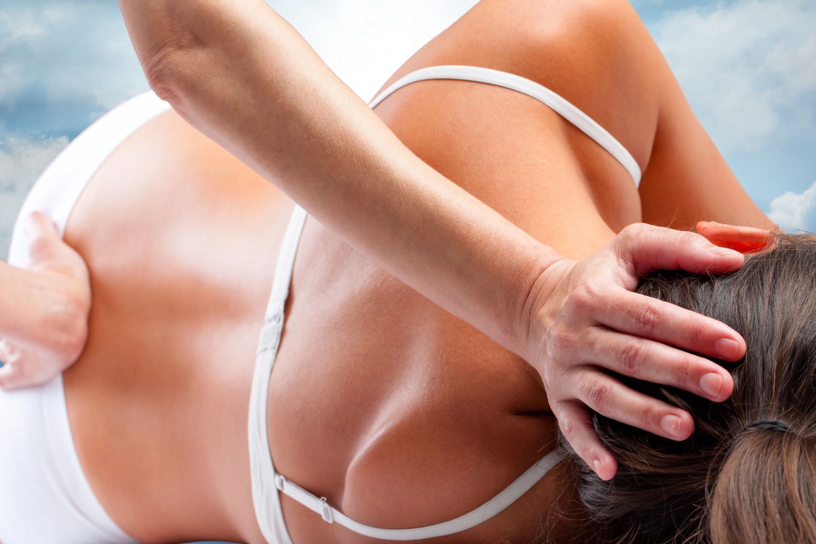 Osteopathie-Frau Rücken Nacken Kreuzbein