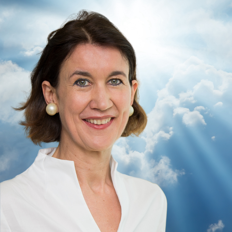Susanne Hake Osteopathie Koerperpsychotherapie Coaching Portrait vor Himmel Hintergrund in weißer Bluse